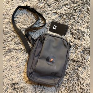 New with tags! Gatorade Logo
OGIO Resistant Black
Crossbody bag